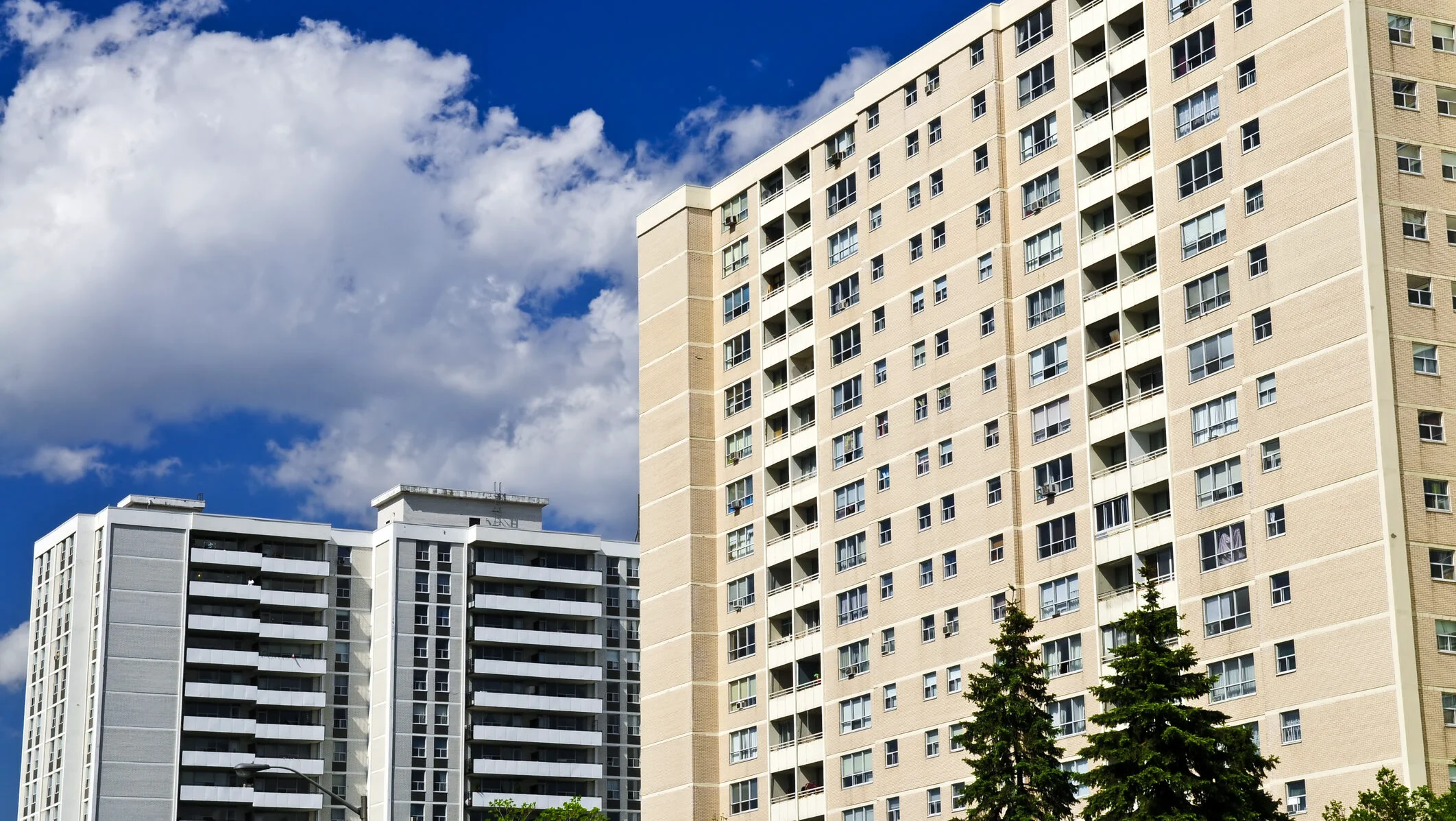 Proprietarii români, expuși: 3 din 4 locuințe, fără protecție financiară