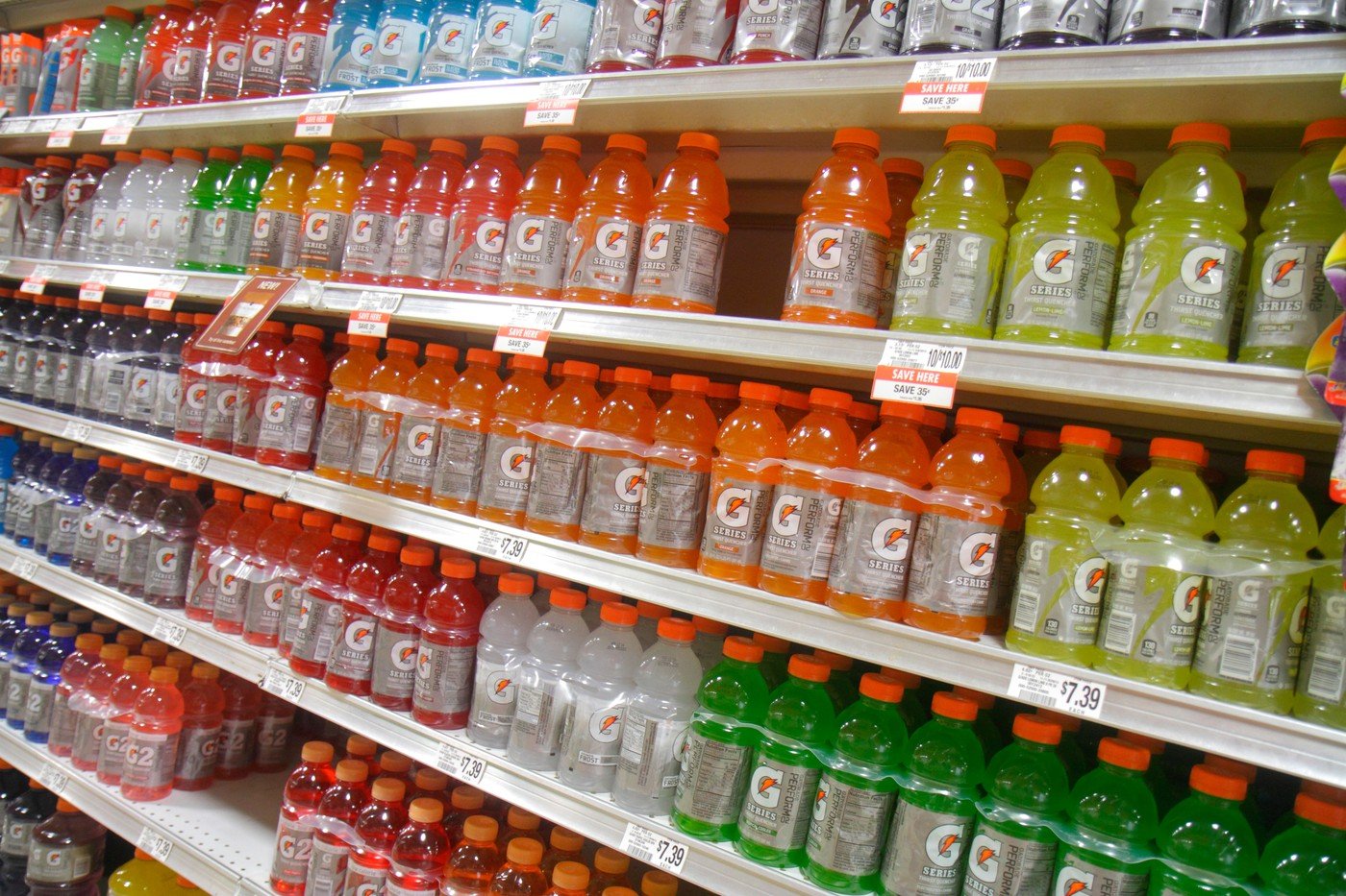 Designul capacelor sticlelor de apă vs. Sucuri: Ce scop are?