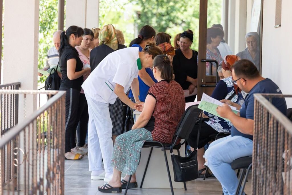 Bucureșteni: Consultații medicale gratuite prin caravana „obezitatea este o boală”