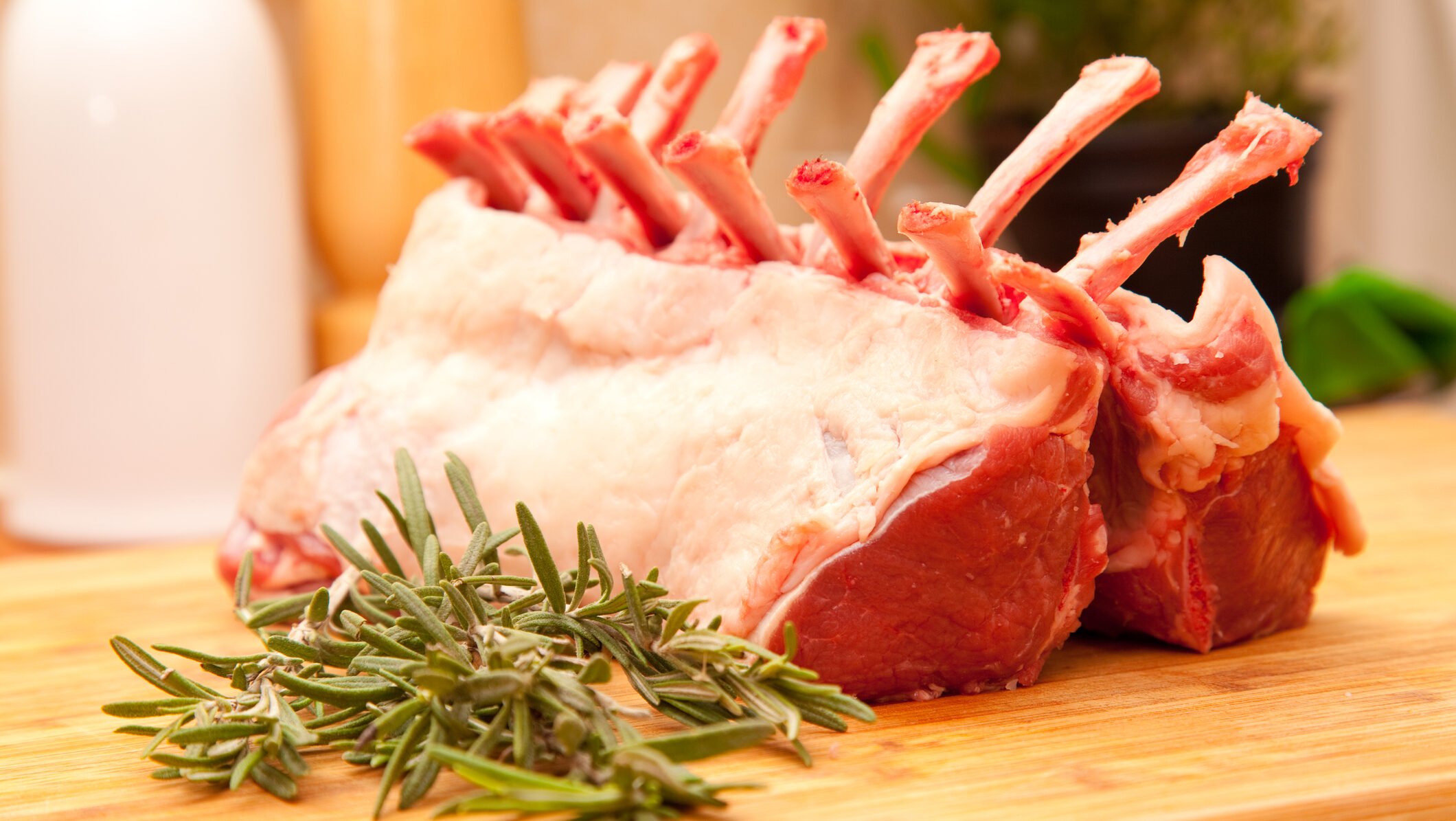 Paște 2026: Prețul cărnii de miel în magazine și piețe, scumpiri față de anul trecut