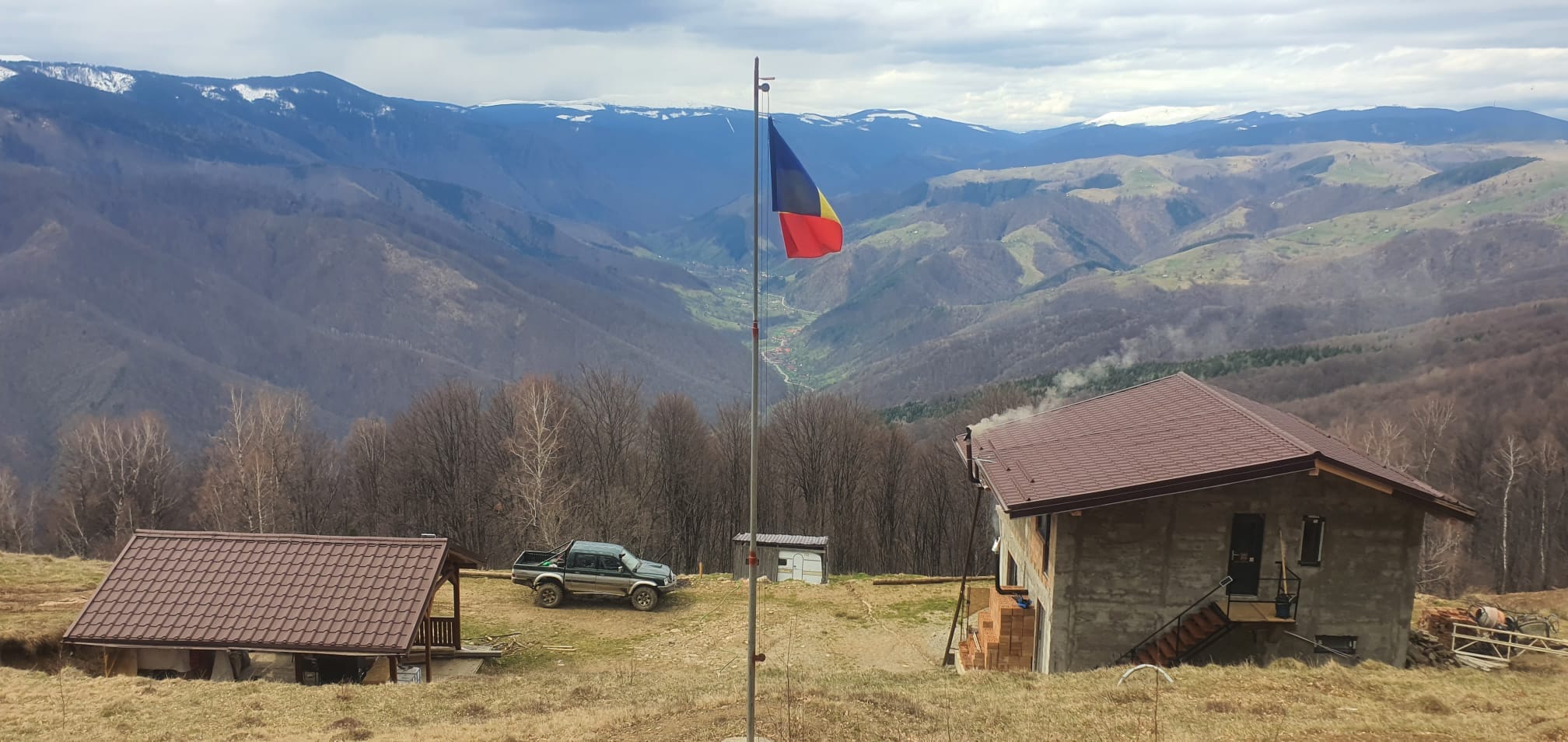 Prieteni, cabană de la zero, lângă vârful Măgura