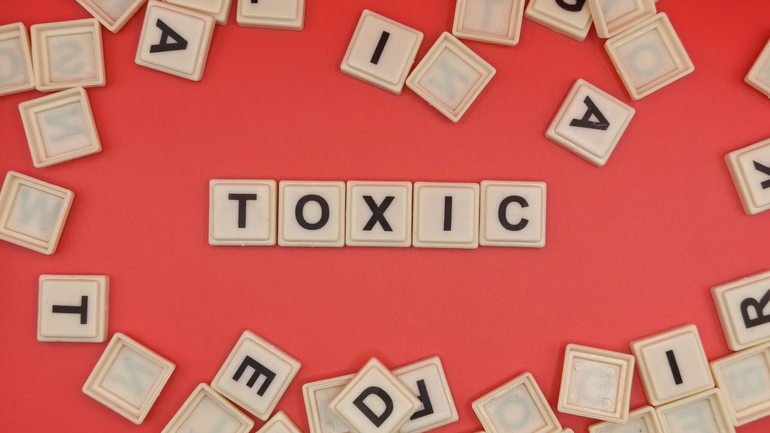 Cuvintele toxice: Impactul limbajului asupra vieții, conform științei