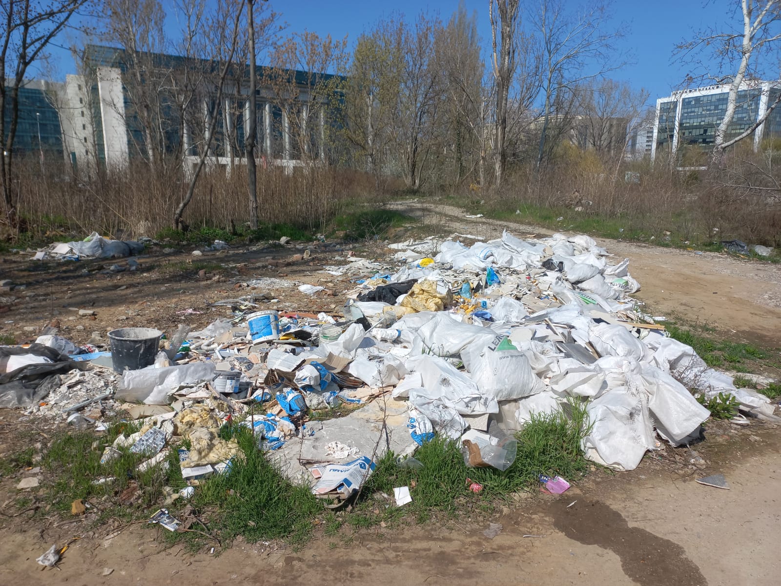 Ministra Mediului: Stop importului ilegal de deșeuri. Reguli pentru second-hand