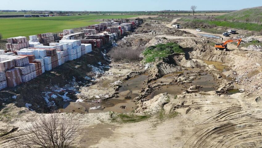 Deșeuri îngropate în Timiș: Groapa de gunoi pe terenul unei primării