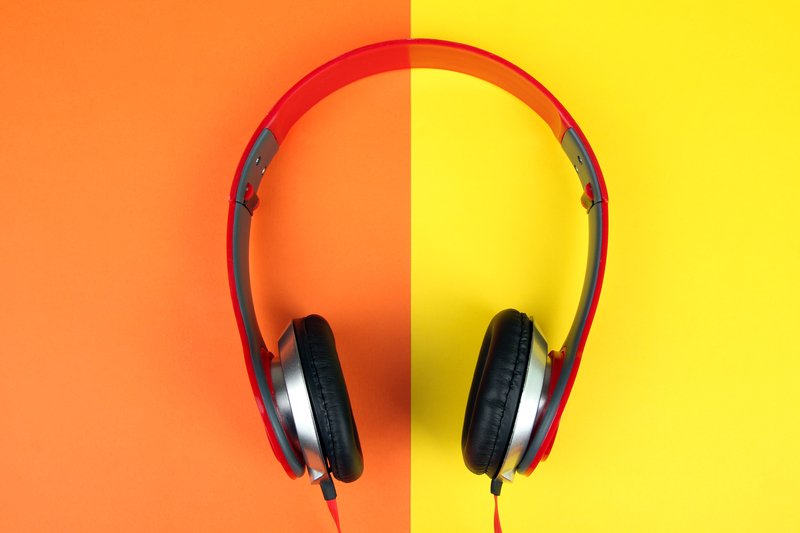 Vânzările de căști cu fir cresc. De ce Bluetooth nemulțumește utilizatorii