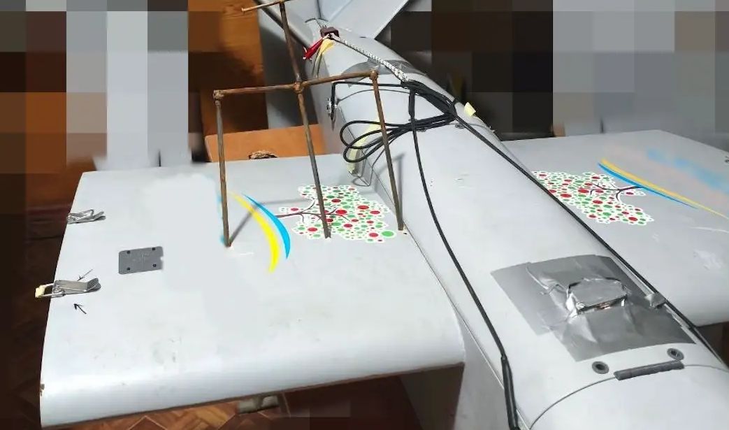 Foto: Dronă ucraineană, întoarsă din misiune cu un trident înfipt în ea