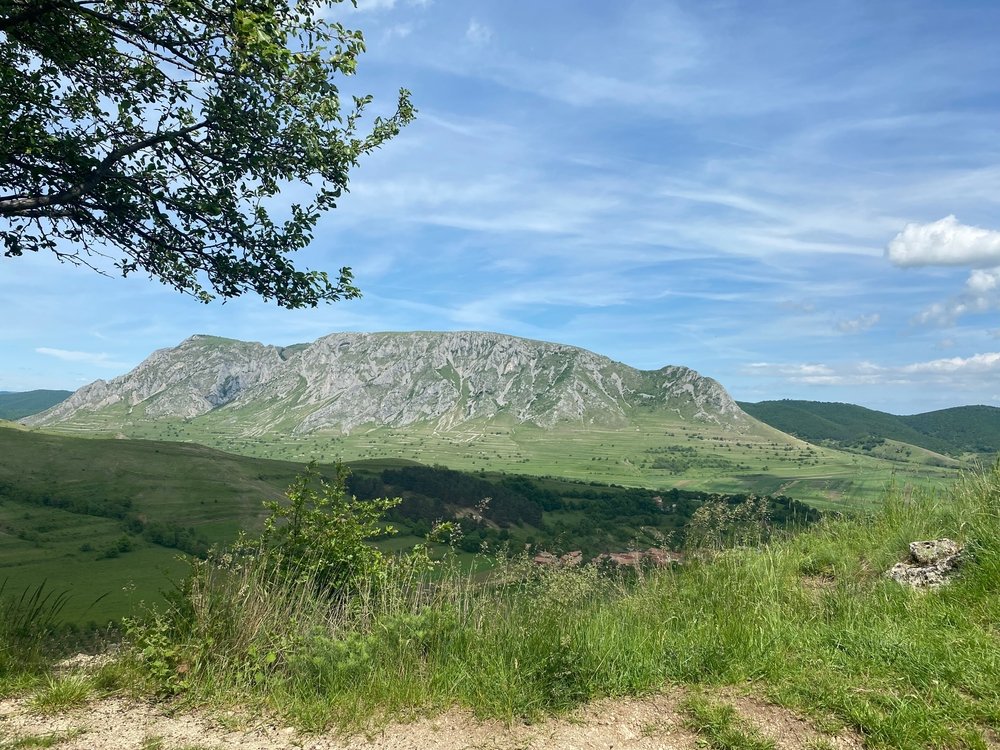 Închiriază o mașină în cluj-napoca: Aventuri montane și vacanțe active