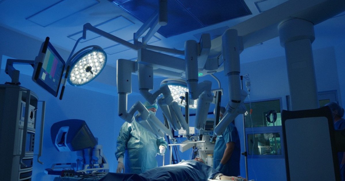 Operație rară la Foișor: Dublă protezare de șold cu ajutorul unui robot