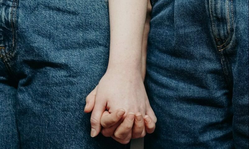 10.000 de români cer parlamentului legea parteneriatului civil