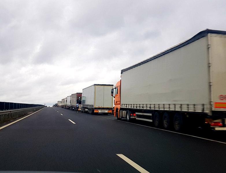 Transportatorii cer Guvernului reducerea accizei la carburanți, avertizează asupra crizei
