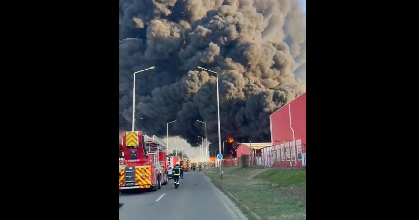 Incendiu la o fabrică de polistiren din arad, alertă ro-alert pentru populație