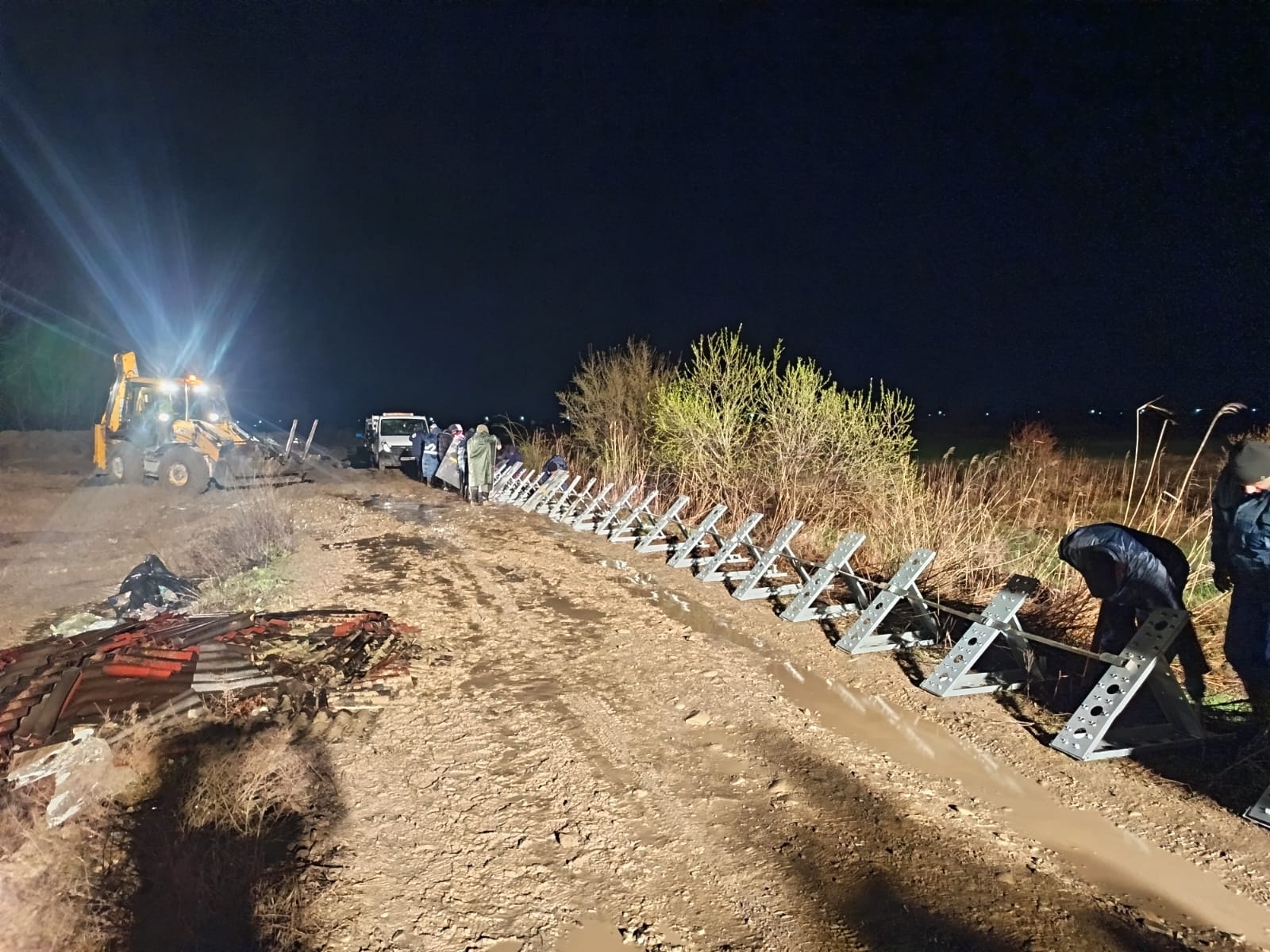 Intervenții în Vrancea: Drum surpat, 10.000 de locuitori riscă izolarea