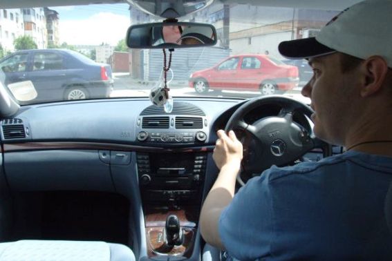 Aproape 600 de șoferi amendați. Poliția a depistat mașini cu volan pe dreapta