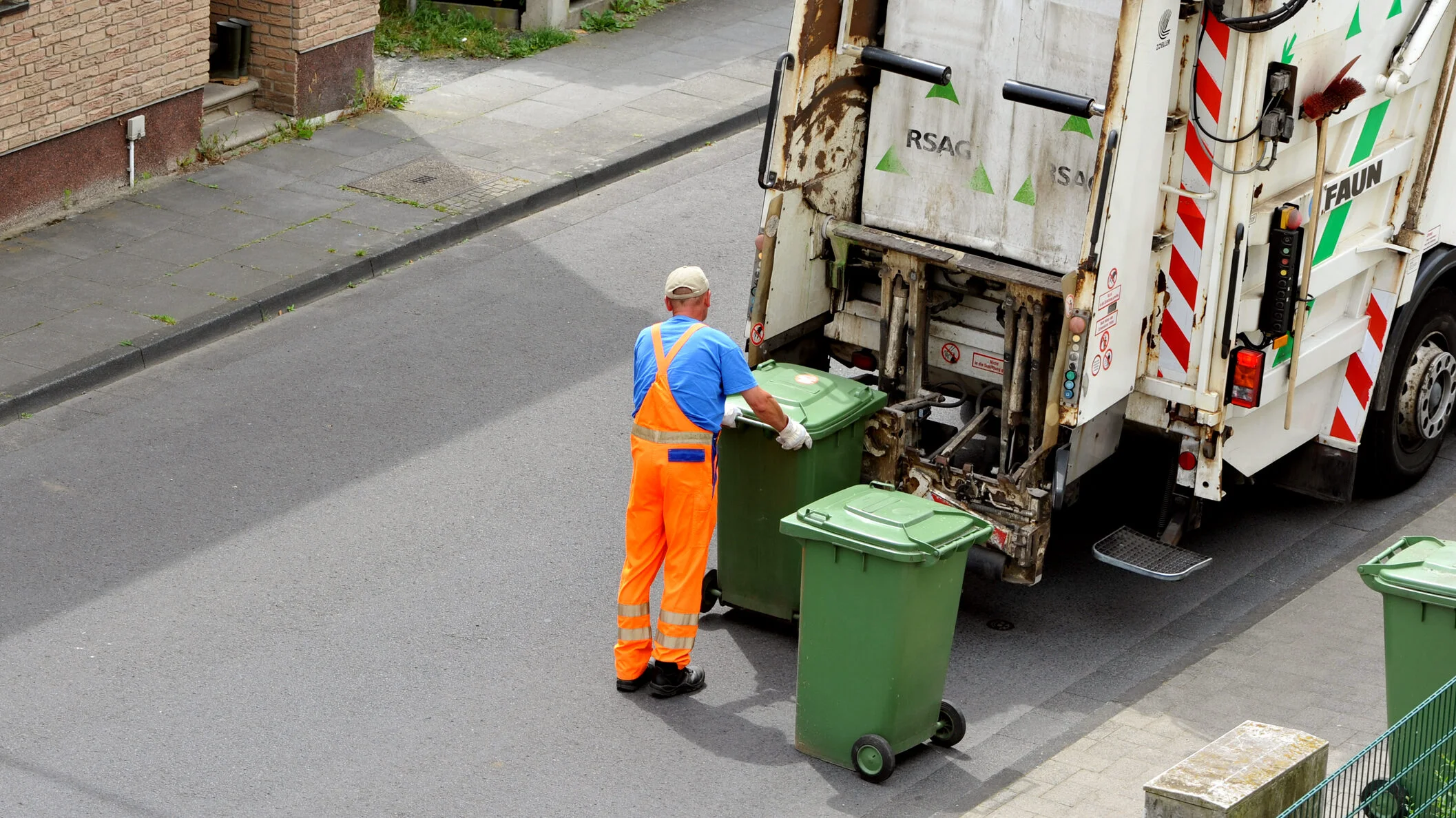 Amendă pentru aruncarea gunoiului: Primăria monitorizează și sancționează