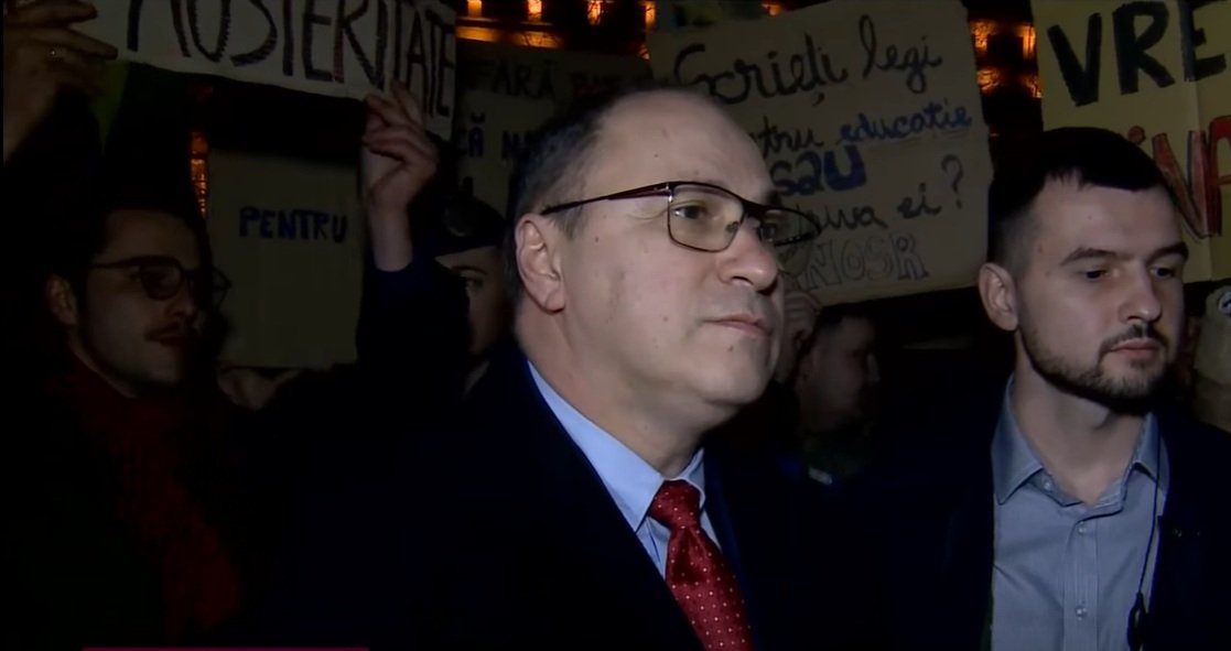 Ministrul educației, la protestul studenților din piața victoriei
