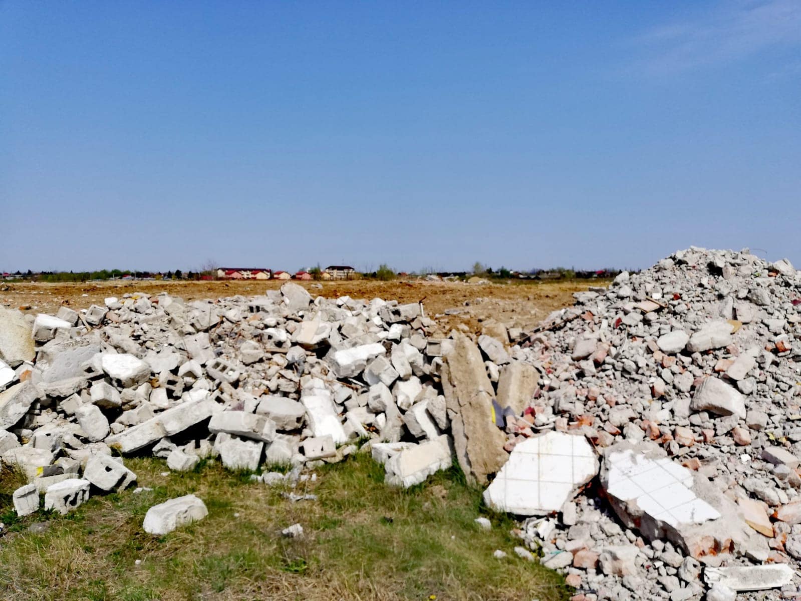 Sute de tone de deșeuri, depozitate ilegal de o primărie din arad