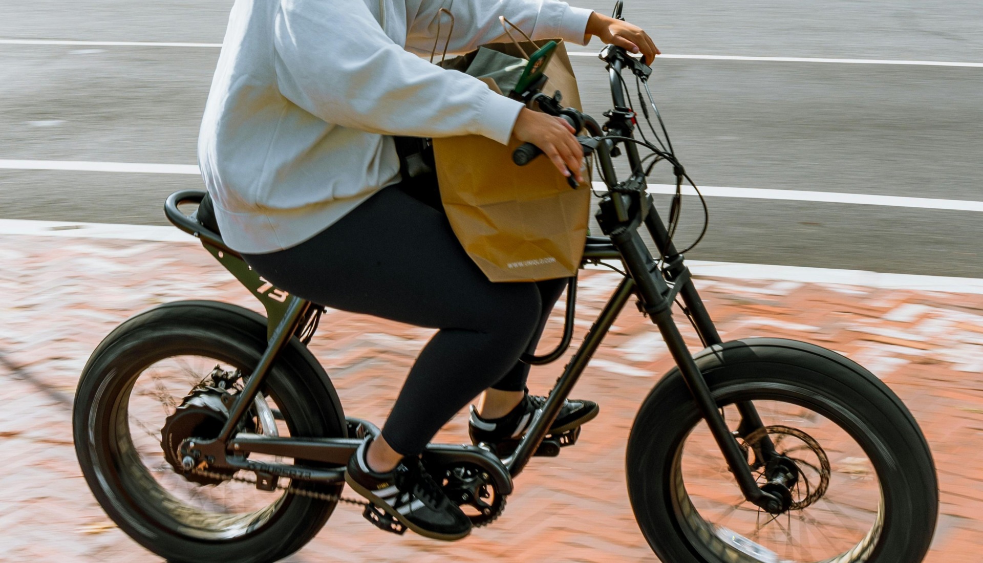 Bicicletele electrice: Viteza crește riscurile. Sfaturi pentru siguranță