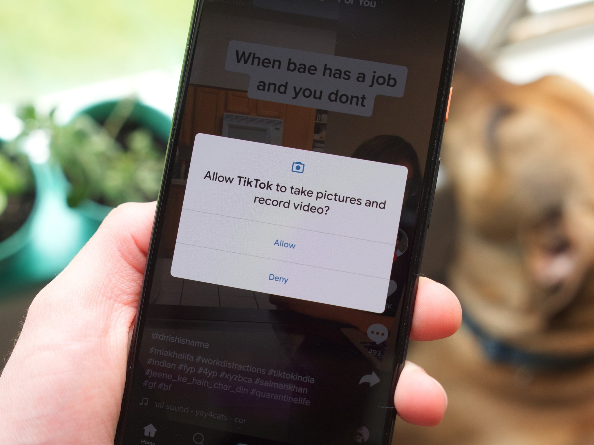 Verifică permisiunile aplicațiilor android: Cum blochezi accesul la sms și contacte