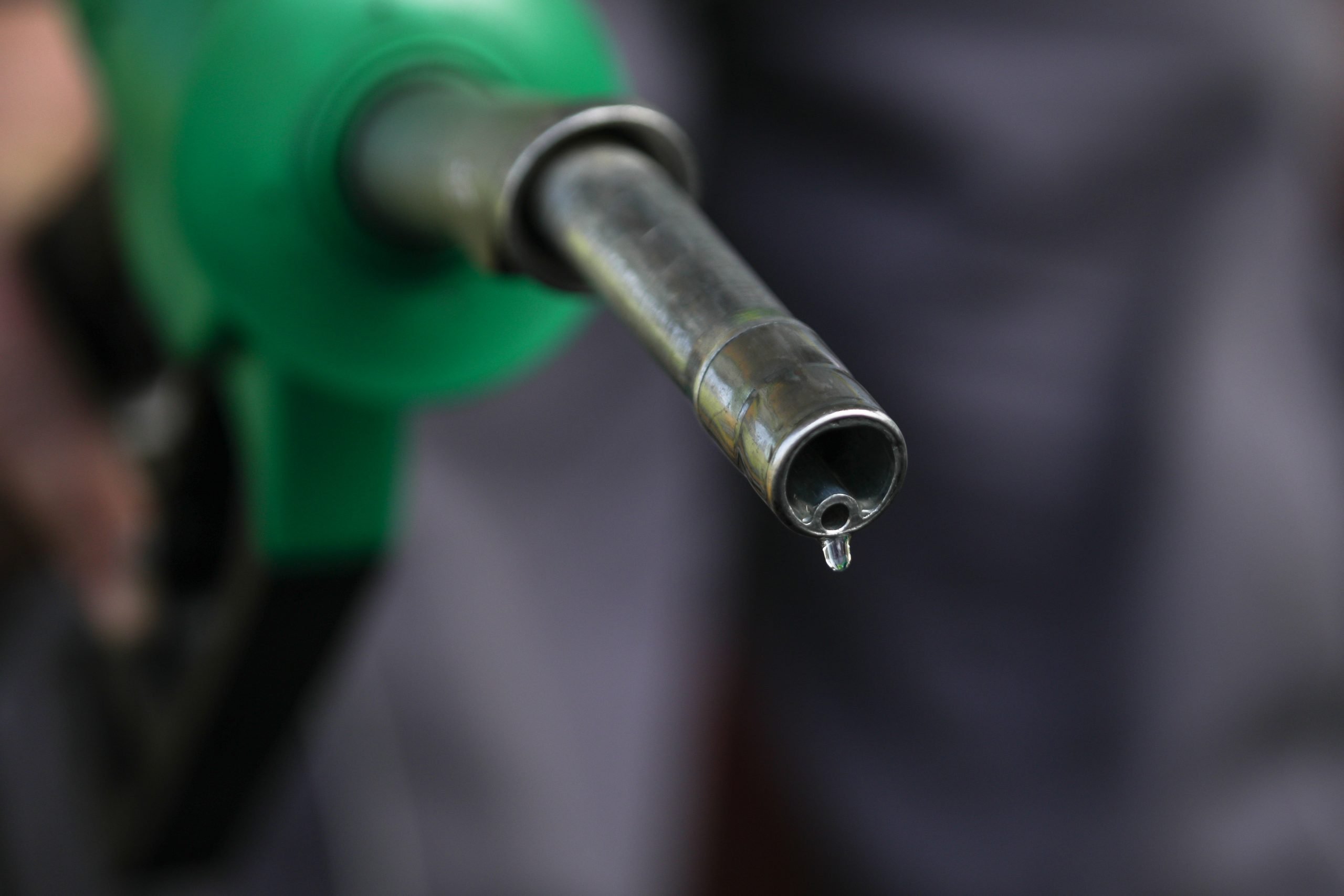 Prețul petrolului sare de 115 dolari. România promite măsuri, dar benzina riscă 10 lei/litru