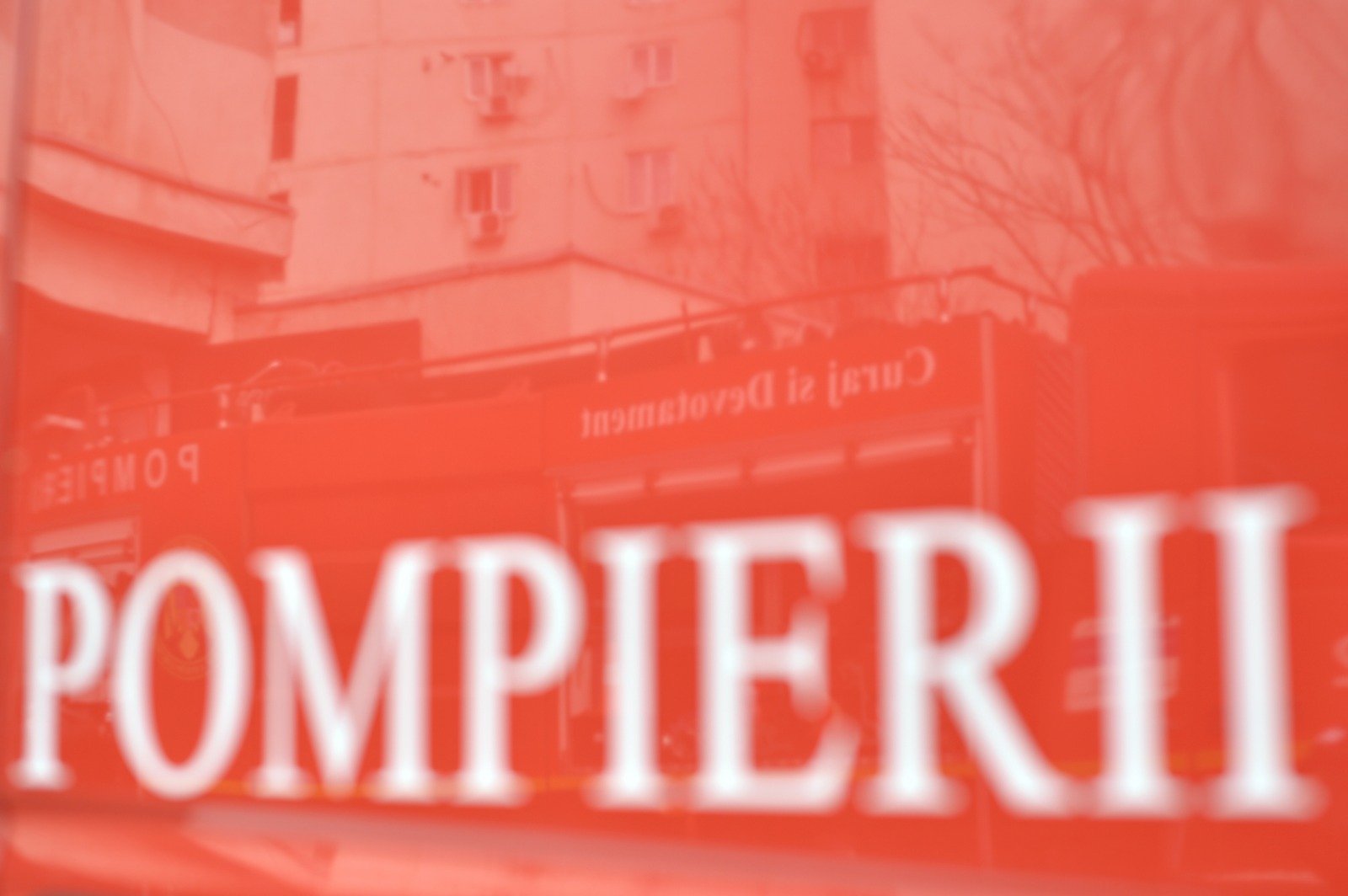 Incendiu în Piatra-Neamț: O femeie a murit, mai mulți locatari evacuați