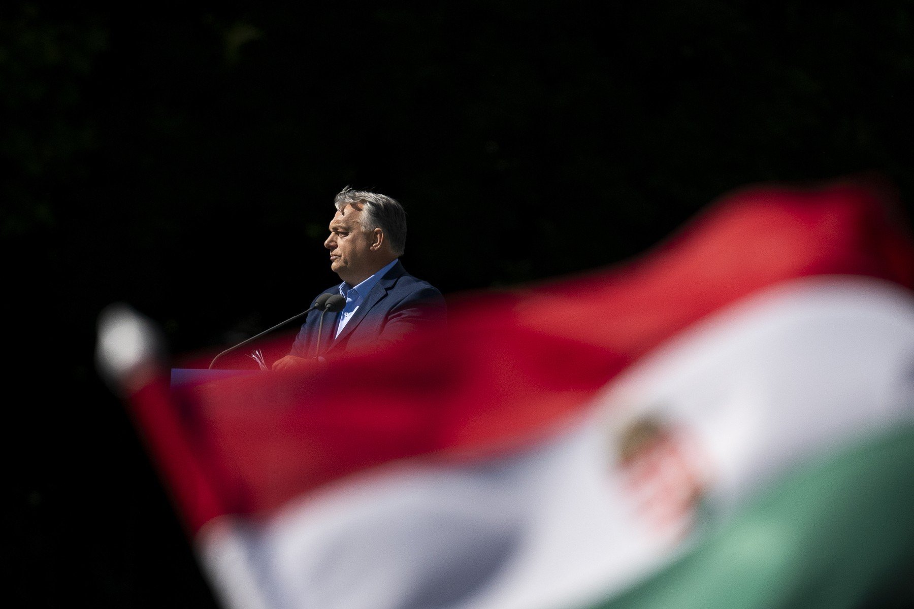 De ce tineri din transilvania fac campanie plătită pentru orban?