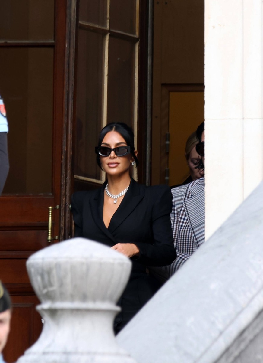 Kim kardashian vinde haine pentru a susține accesul femeilor la justiție