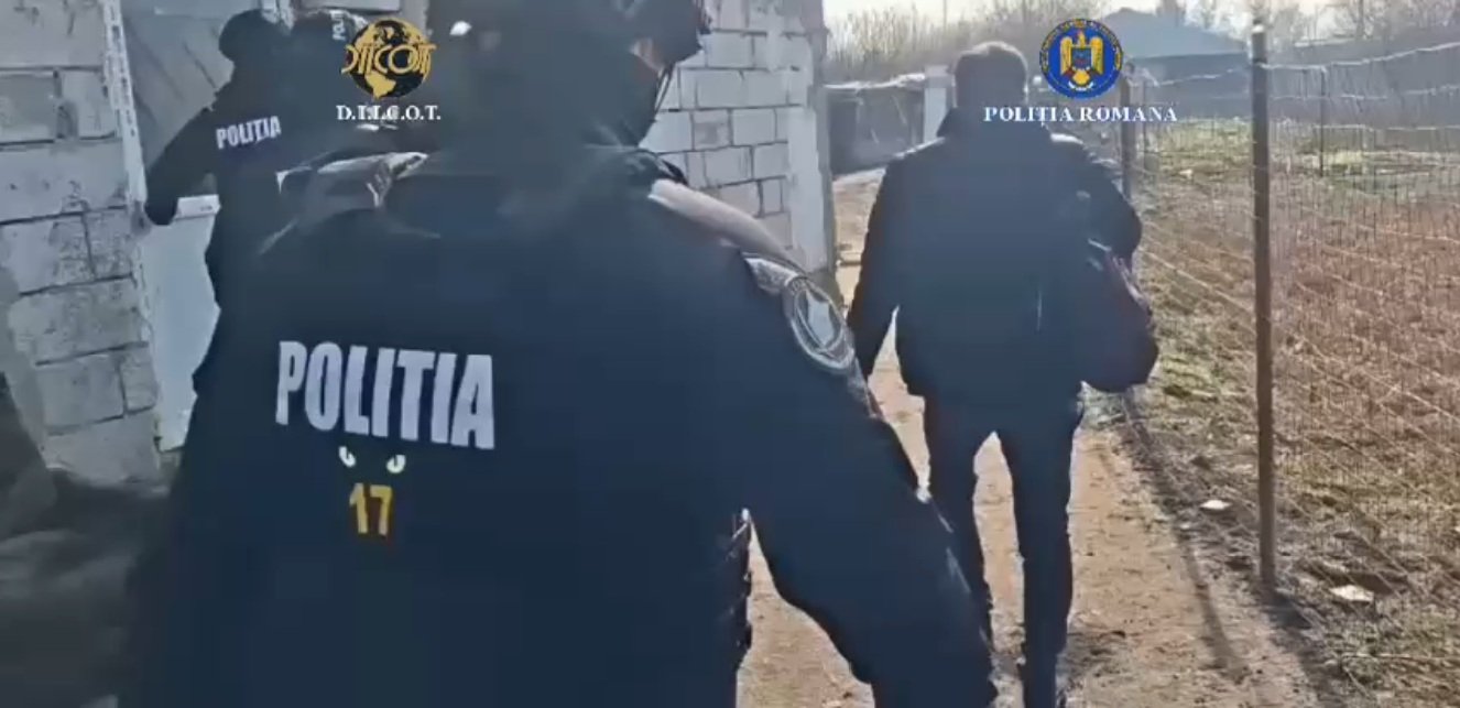 Doi adolescenți, de 16 ani, anchetați pentru proxenetism asupra unei fete de 13 ani