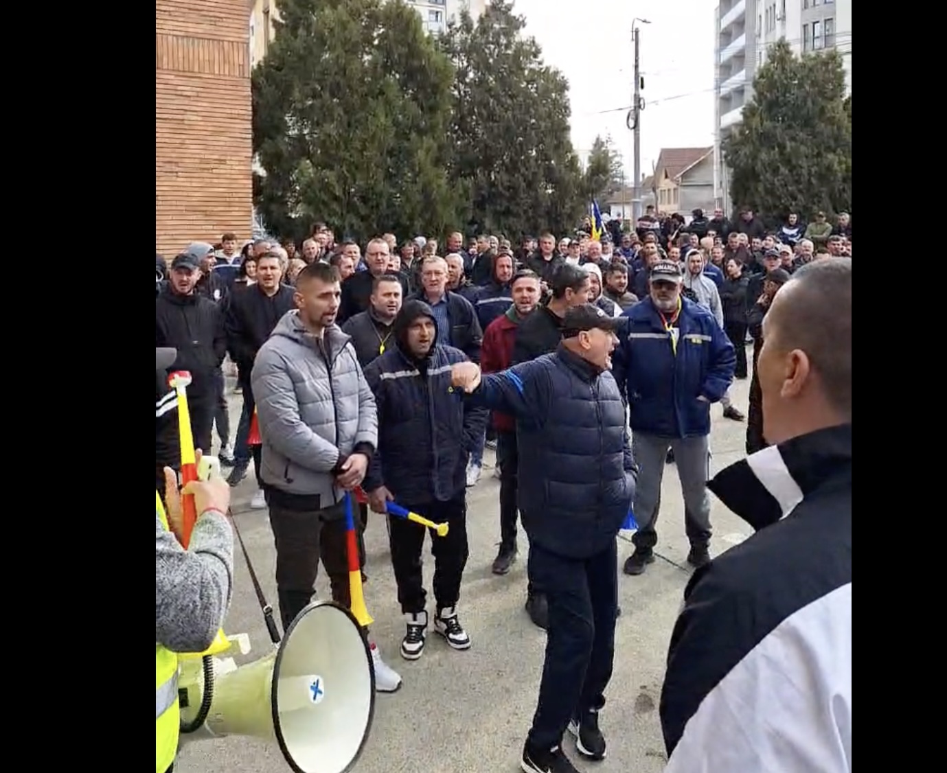 Angajații ceo protestează la târgu jiu, după anunțul concedierilor colective