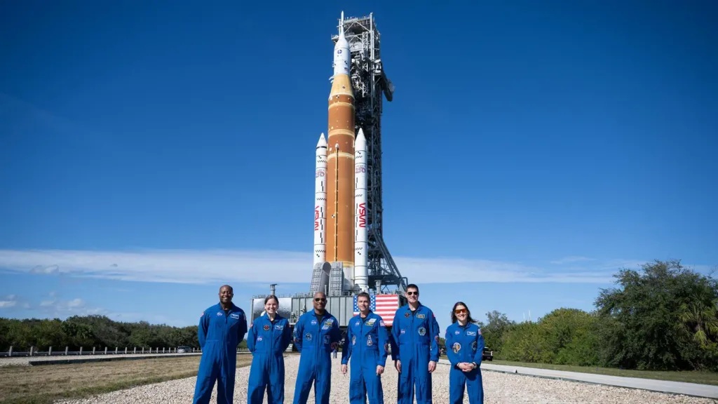 Racheta artemis a nasa, pregătită să ducă astronauți pe Lună