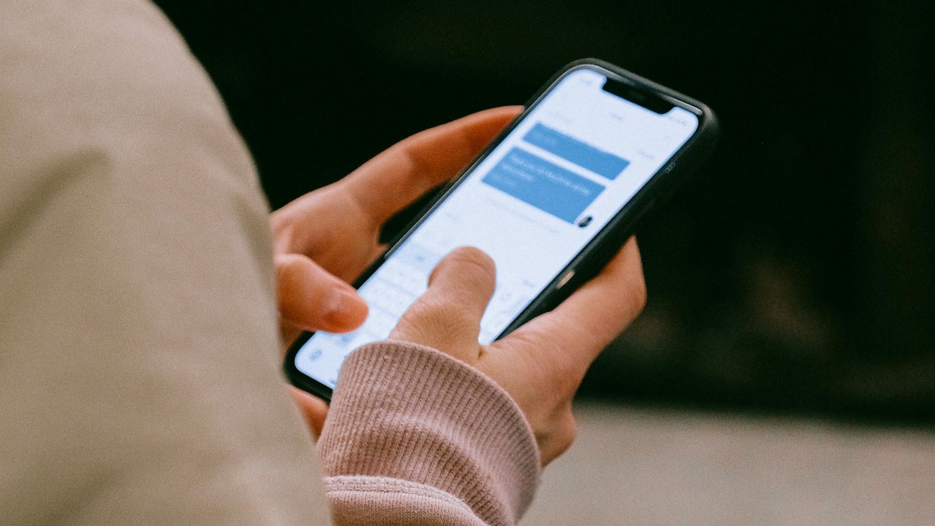 Escrocherie prin sms: Doi bărbați, arestați pentru fraudă în numele unei firme de curierat