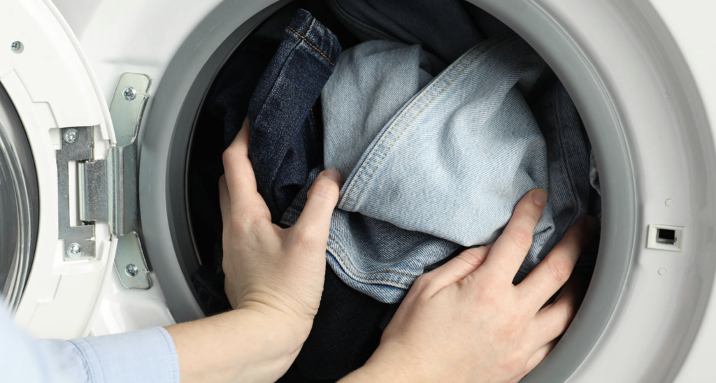 Greșeala comună care deteriorează blugii. Specialiști: Spălarea incorectă