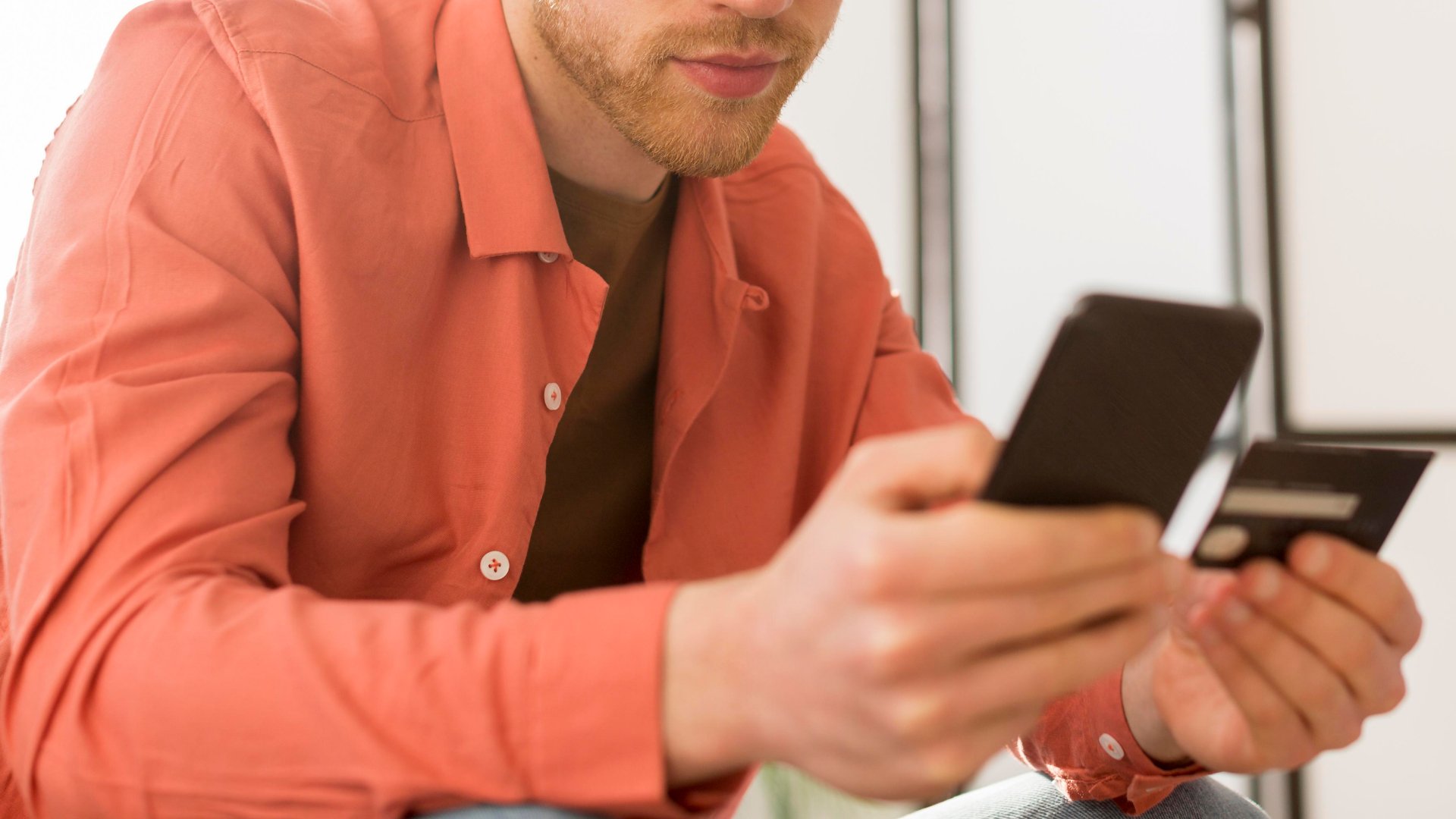 Patru persoane din buzău, suspectate de vânzarea de droguri online