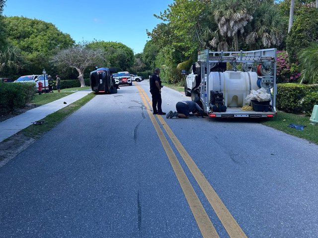 Tiger Woods s-a răsturnat cu mașina, s-a târât pe uşa pasagerului, dar polițiștii au venit rapid și l-au arestat