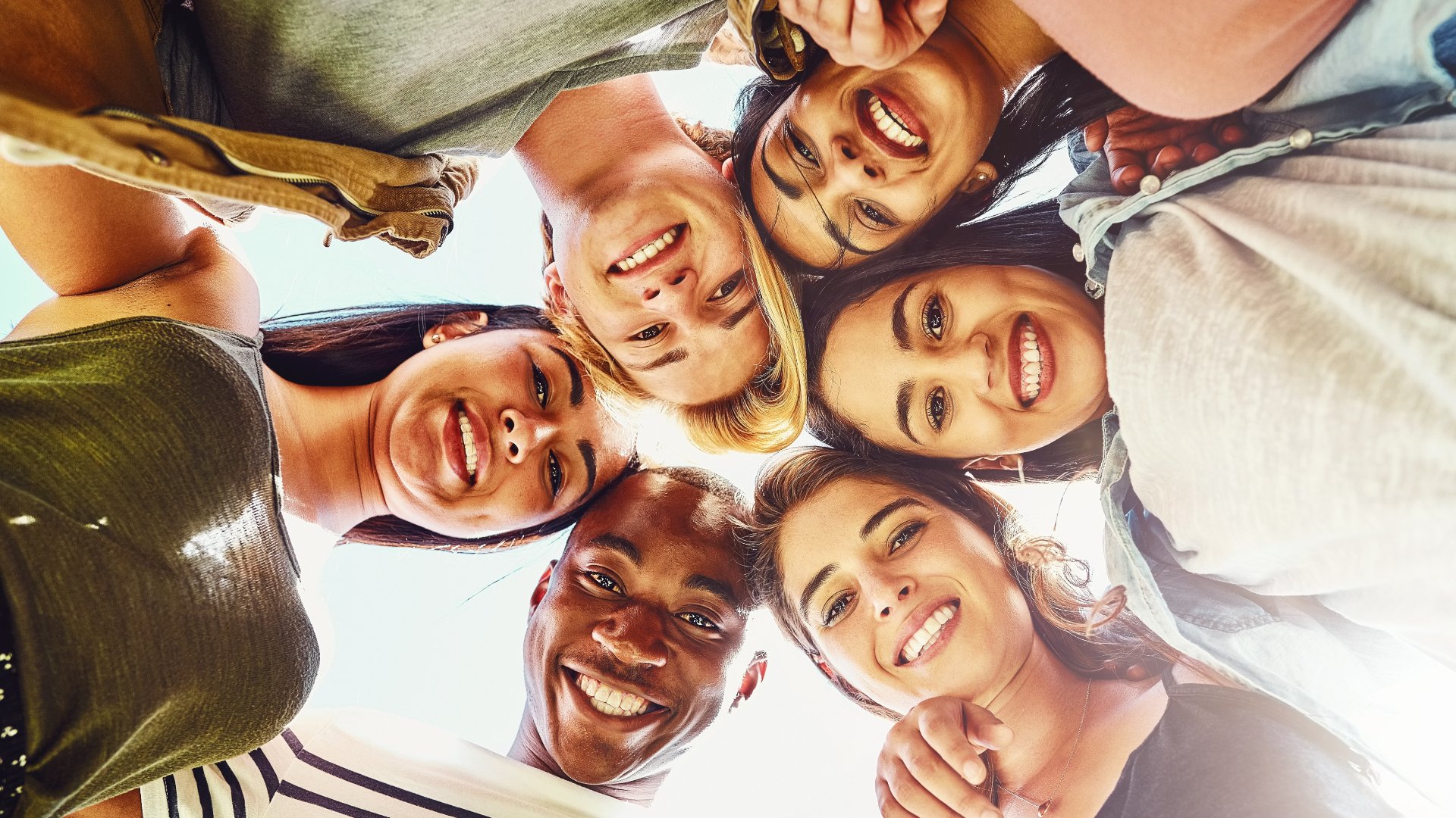 Sondaj: Tinerii resping modelele relaționale din familiile lor