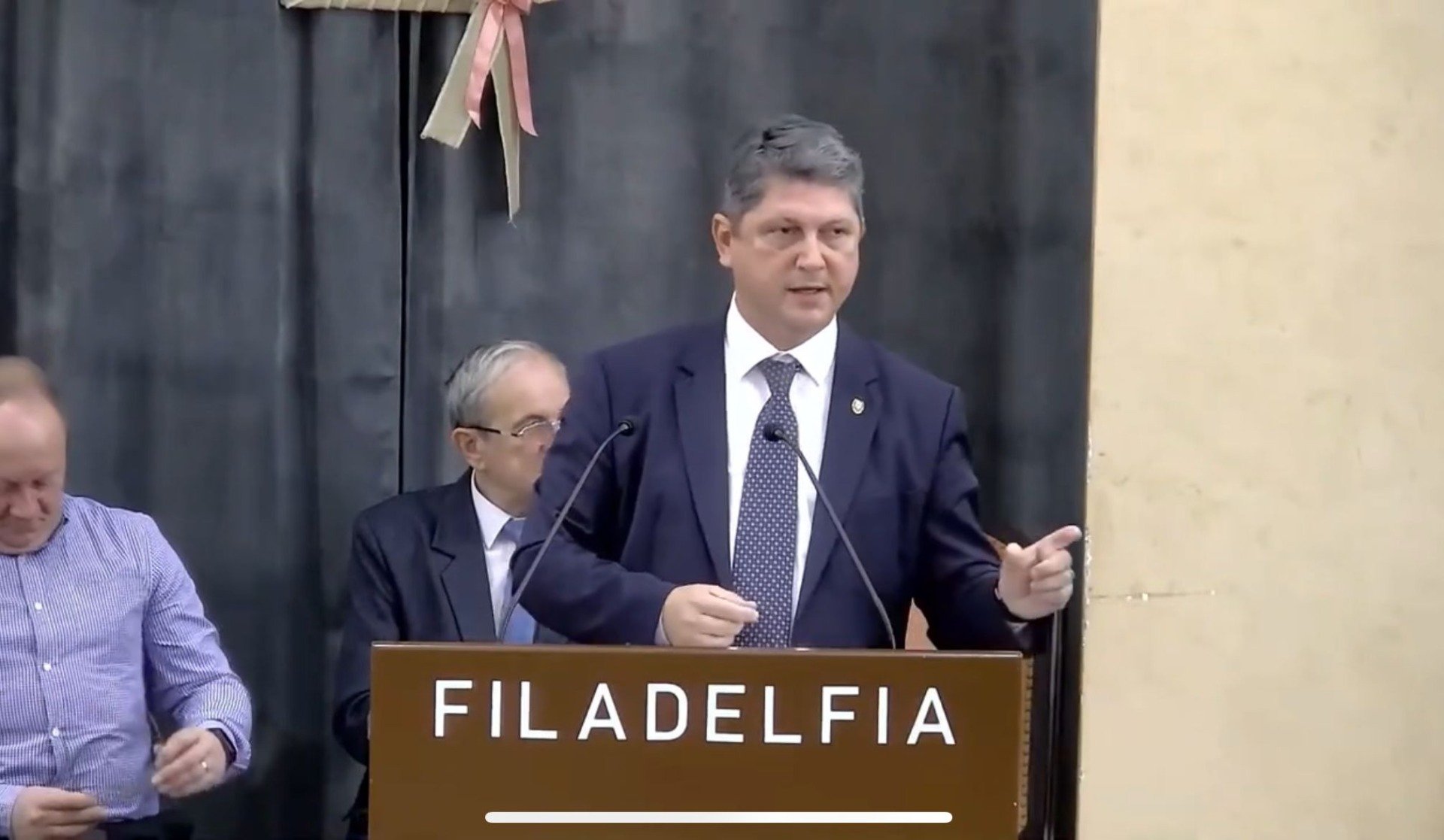 Opozant al comunității lgbtq+, a condus centrul rus și a demisionat de la externe