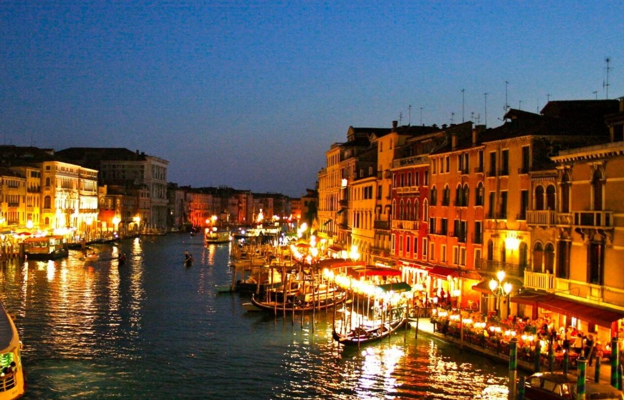 Ue amenință bienala de la veneția cu sancțiuni după revenirea rusiei