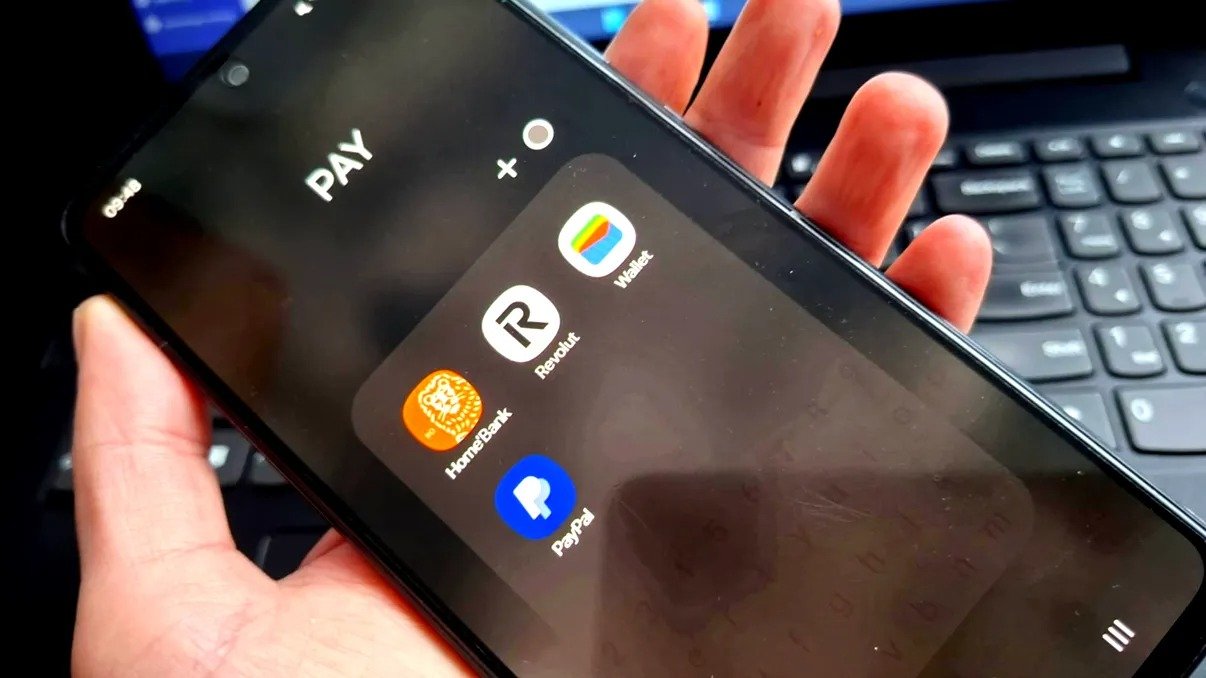 Virus android cu ia: Copiază aplicații bancare și controlează telefoane