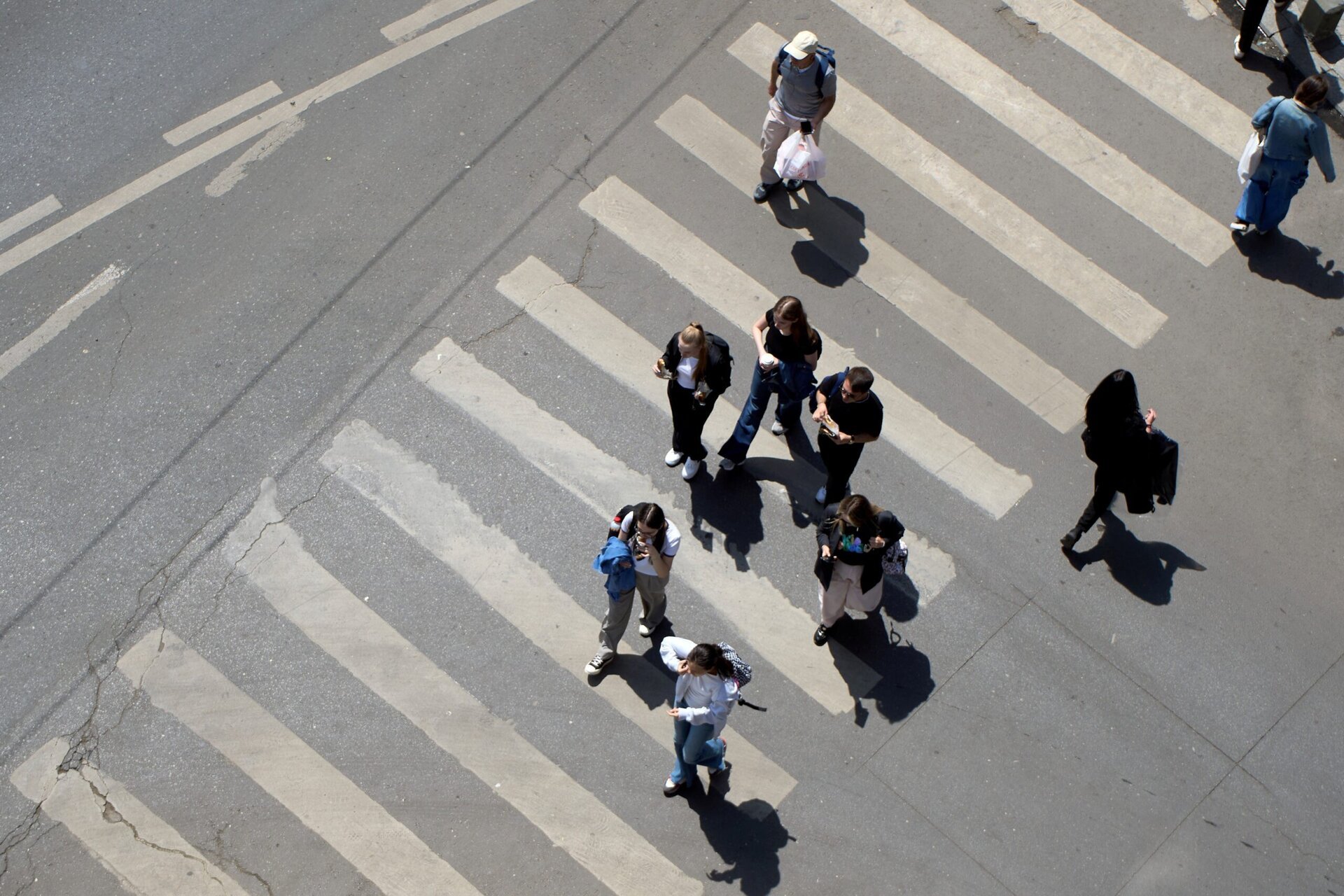 De ce e bine să vorbești cu străinii și ce pierzi fără interacțiune