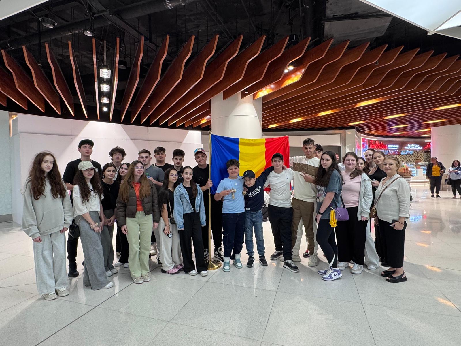 Avionul cu elevi români din Dubai a aterizat la București