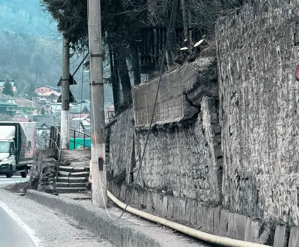 Zid în pericol de prăbușire pe DN1, la Comarnic: Riscul afectează trotuarul și șoseaua