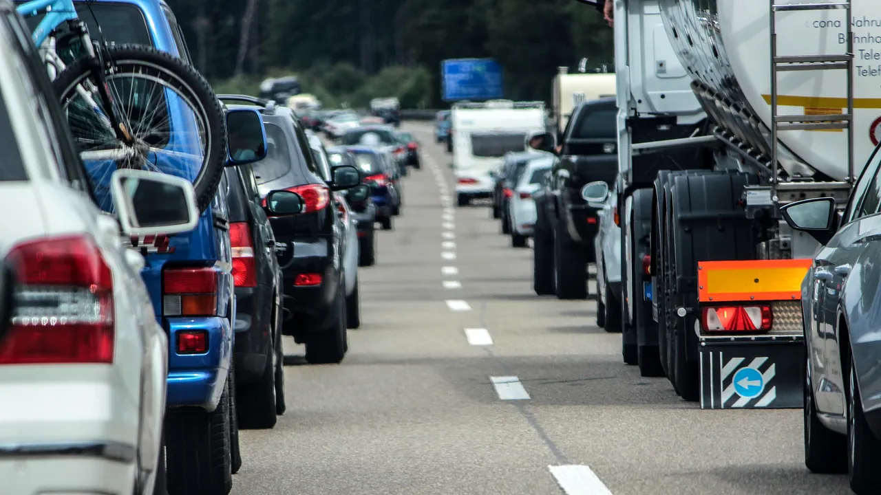 Circulația autovehiculelor de mare tonaj, restricționată pe trei artere importante în perioada Paștelui Centrul INFOTRAFIC din Inspectoratul General al Poliției Române a anunțat o serie de restricții de circulație pentru autovehiculele cu masa totală maximă autorizată mai mare de 7,5 tone