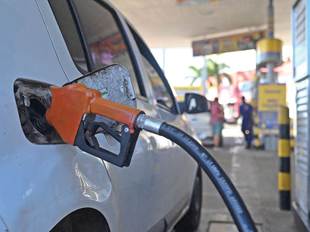 Prețurile carburanților continuă să scadă, bucurând șoferii din România, chiar înainte de sărbătorile pascale