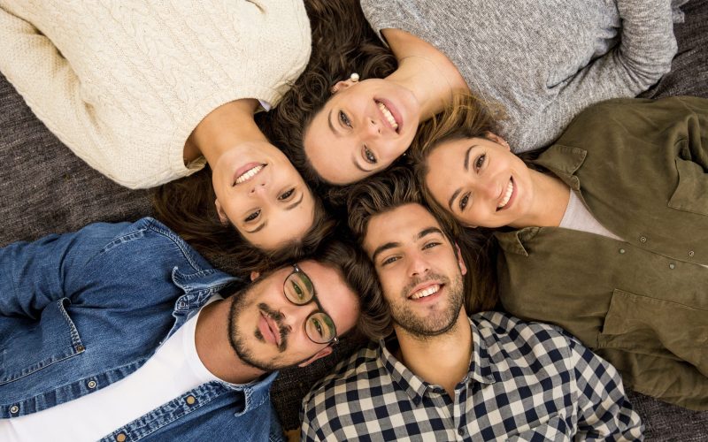 Cum se schimbă gașca de prieteni la maturitate? De ce ne izolăm?