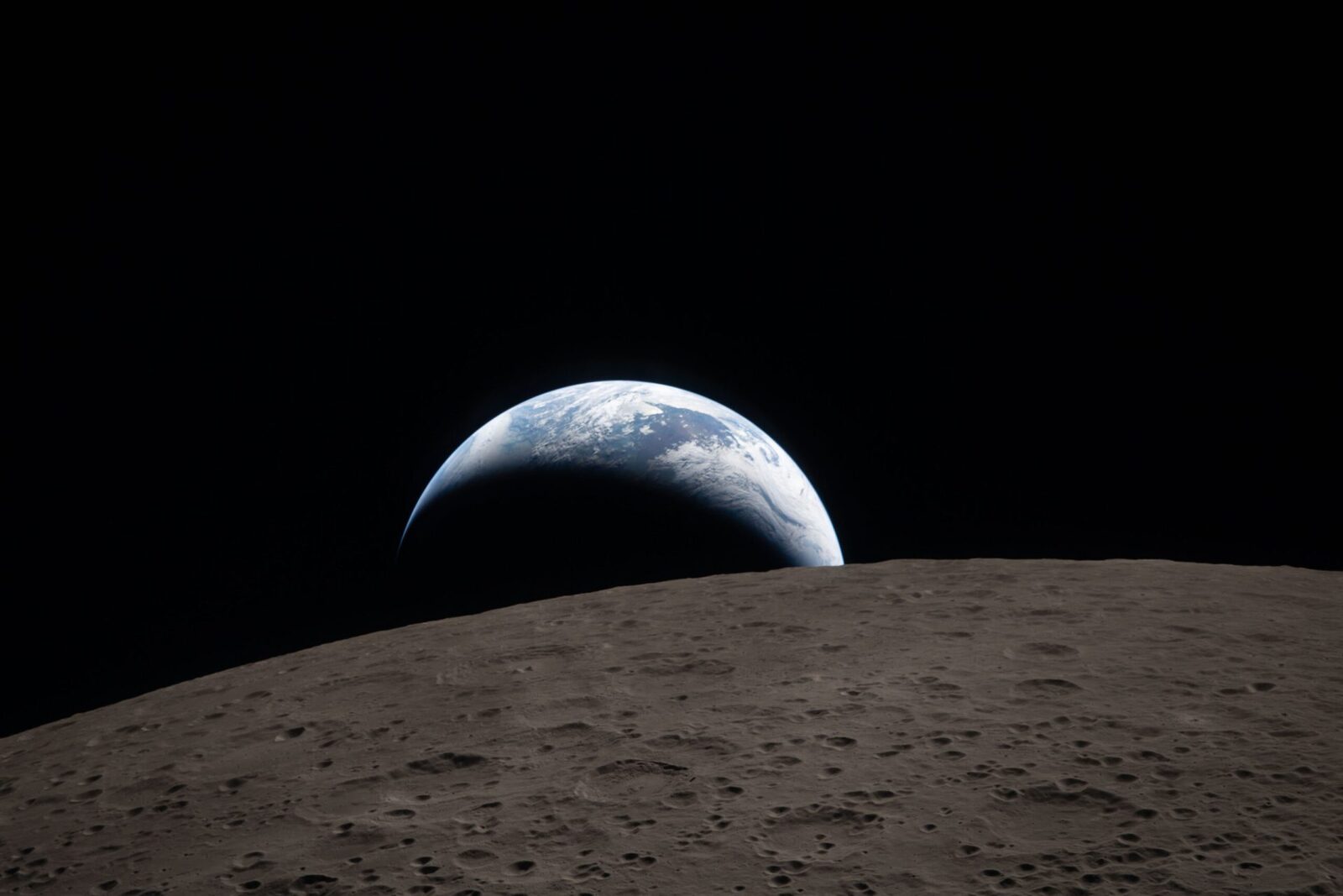 O Lună colorată stârnește uimire: Surpriza Misiunii Artemis II