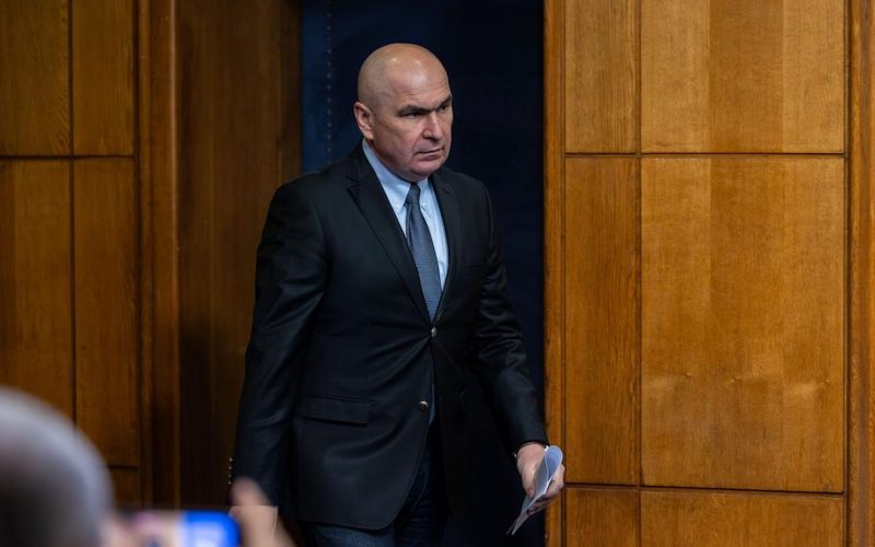 Bolojan, cu „trei clase” peste Grindeanu în ochii românilor