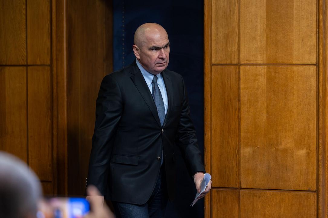 Bolojan, cu „trei clase” peste Grindeanu în ochii românilor