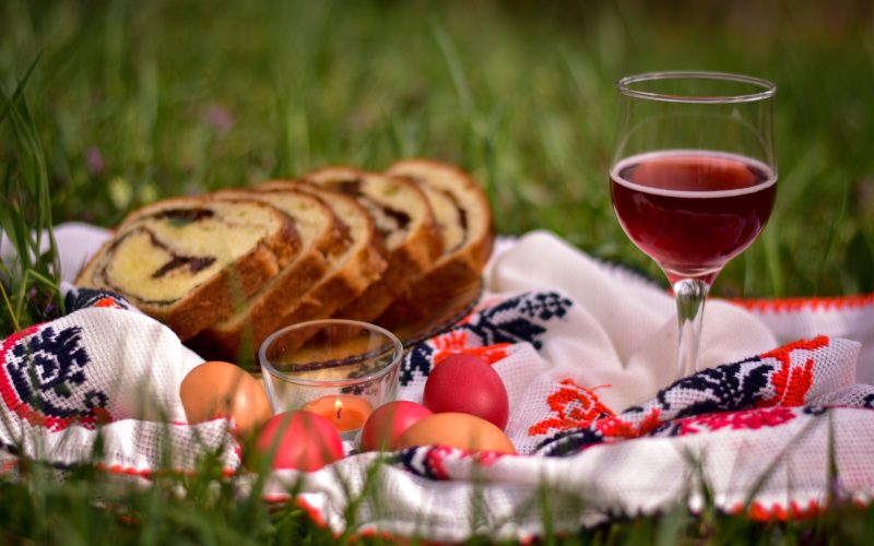 Ce bucate au înfulecat românii de Paște: Ce s-a comandat cel mai mult?