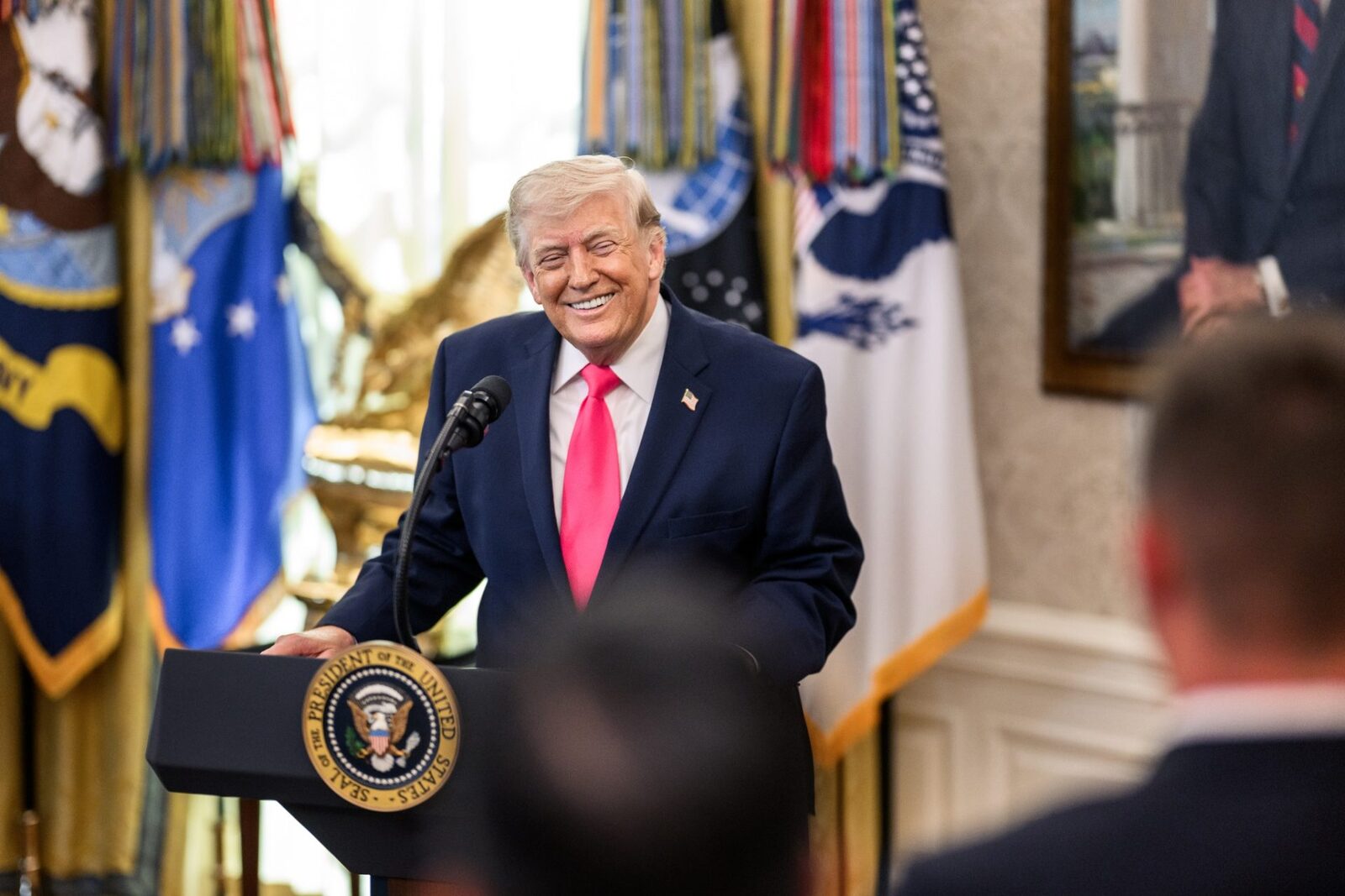 Trump, curios de tratamente psihedelice: ”Pot să iau şi eu?”