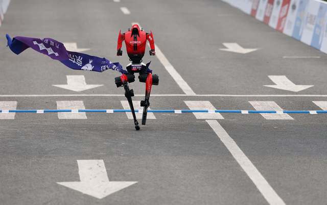Robot Umanoid, Atlet de Record: A Depășit Timpul de la Semimaratonul din Beijing!
