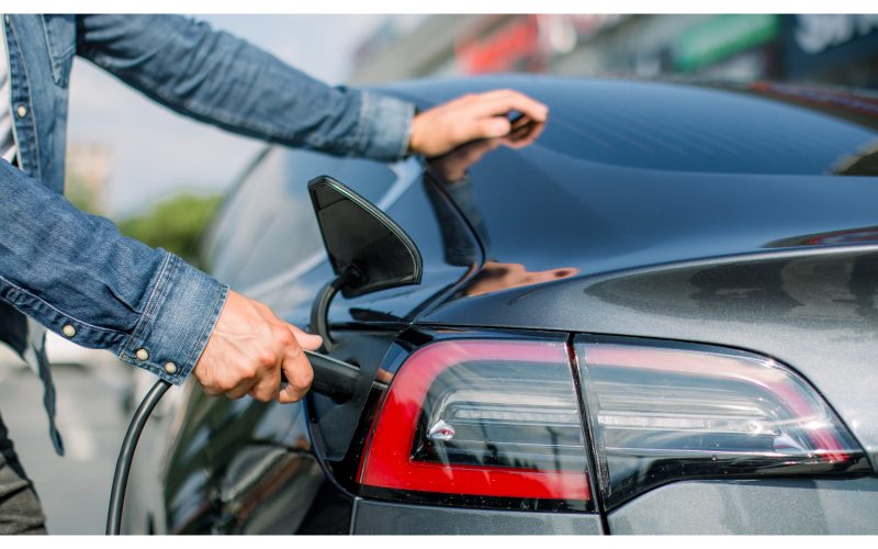 Creștere record a vânzărilor de electrice în Europa, pe fondul scumpirii benzinei | AUDIO